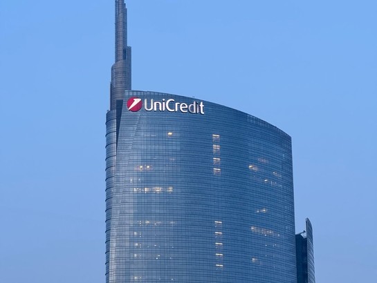 Unicredit își reorganizează subsidiara din Rusia și vinde o parte din afacere