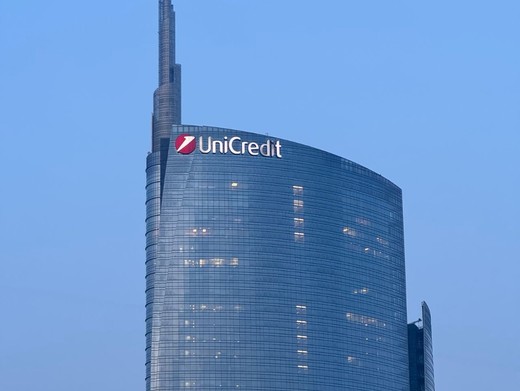 Unicredit își reorganizează subsidiara din Rusia și vinde o parte din afacere