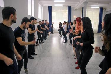 Ați văzut corporatiști relaxați? E posibil să fi dansat aseară