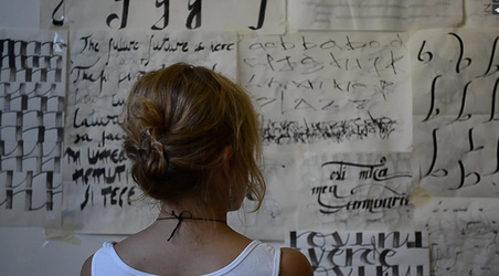 O absolventă de Automatică a abandonat IT-ul și vrea să facă bani din scrisul artistic cu mătura și pămătuful