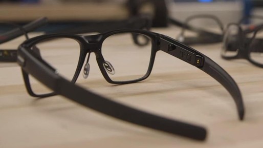 VIDEO Intel a creat o pereche de ochelari inteligenți care afișează informațiile direct pe retină și arată la fel ca ochelarii de vedere