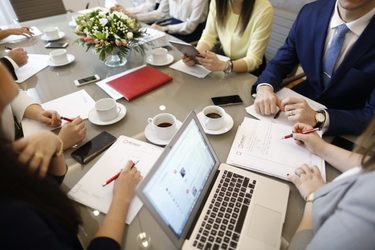 Constatarea caracterului abuziv al clauzelor atributive de competență inserate în contractele încheiate între profesioniști și consumatori