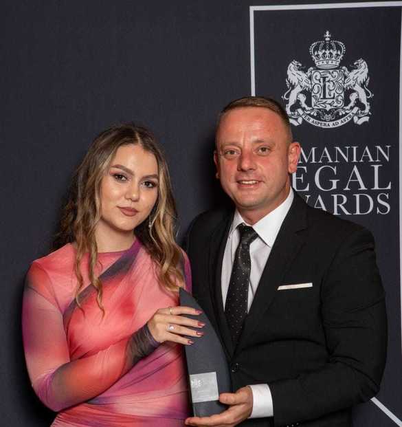 Avocatul Alexandru Mușătoiu recepționează trofeul „Timișoara Law Firm of The Year”