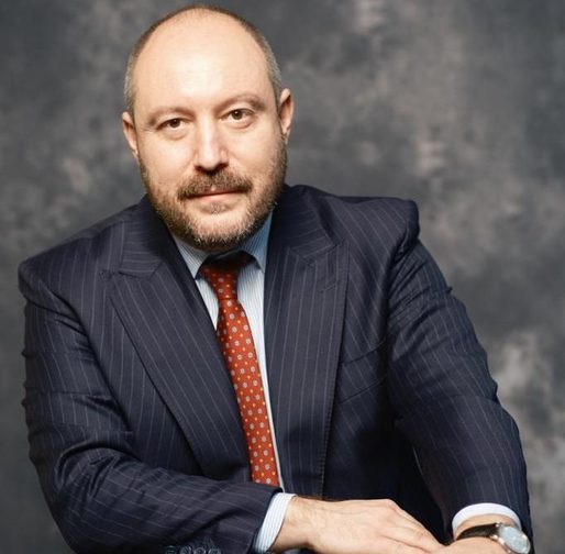 INTERVIU Contrastul dintre alb și valențe