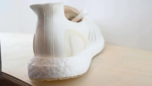 FOTO Pereche de pantofi sportivi făcută exclusiv din materiale reciclabile