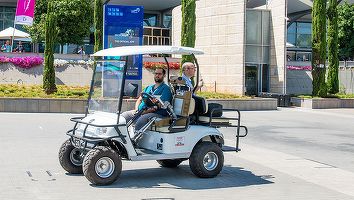 Un robot poate transforma orice mașină într-una autonomă