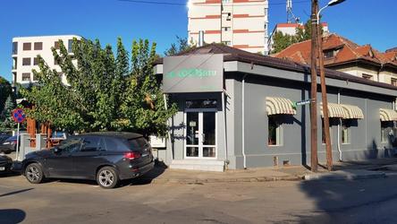 La Cocoșatu Clucerului, micul popular servit civilizat, fără știuleți pe pereți 
