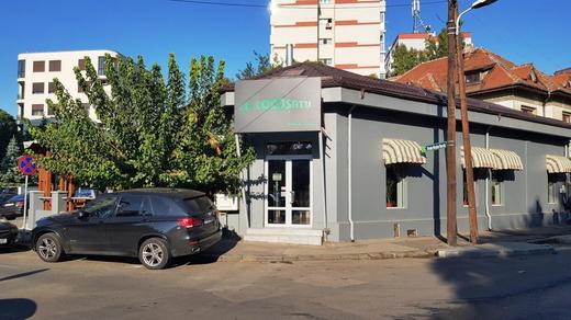 La Cocoșatu Clucerului, micul popular servit civilizat, fără știuleți pe pereți 