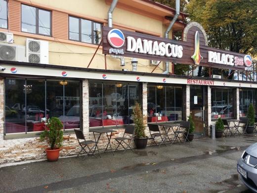 Damascus Palace: Sirieni muncitori și dedicați