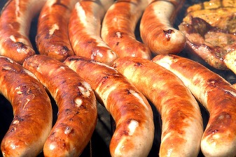 Europenii ar putea fi nevoiți să plătească mai mult pentru cârnații de grătar