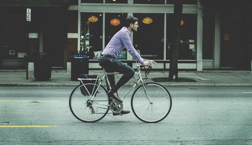 Încă timid, bicicletele înlătură automobilele de pe străzile orașelor din Europa