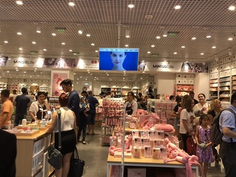 Retailerul chinez Miniso, prezent și în România, a strâns peste 600 milioane dolari într-o ofertă publică inițială la New York. Fondatorul companiei a devenit miliardar în dolari 