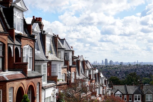 INFOGRAFIC Prețurile locuințelor din Marea Britanie au crescut cel mai mult din 2016, la un nou nivel record 