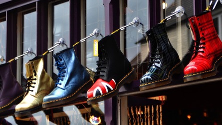 Dr. Martens vrea să atragă până la 1,3 miliarde lire sterline pe bursa londoneză