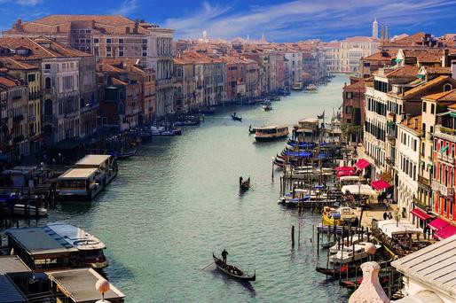 Veneția intenționează să înceapă o campanie destinată descurajării turismului ieftin. Cu prilejul unei vizite, o familie a întins o față de masă pe o fântână istorică pentru a servi mâncarea adusă de acasă