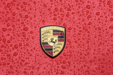 Acțiunile Porsche au coborât sub prețul de IPO, în a treia ședință de la listare, cedând presiunilor pieței pe care Volkswagen le-a sfidat. Cel mai mare IPO din Europa de la cel al companiei miniere Glencore
