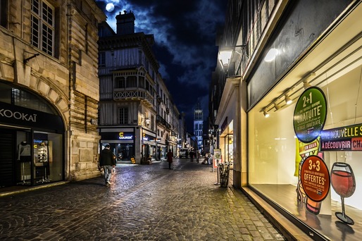 Magazinele din Franța vor fi amendate dacă lasă becurile aprinse prea mult timp