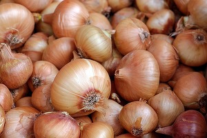 Filipine va importa zeci de mii de tone de ceapă. Anterior devenise mai scumpă decât carnea. Imagine virală - Mireasa cu buchet de ceapă