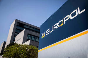 Rețelele de crimă organizată spală bani prin sectorul imobiliar european