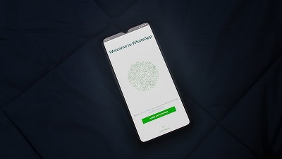 WhatsApp va adăuga un nou asistent AI pentru companii. Firmele vor putea discuta cu clienții prin intermediul inteligenței artificiale