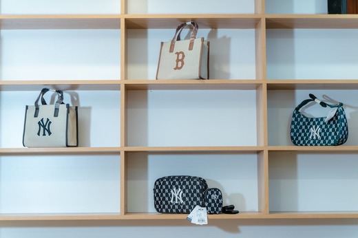 Mărcile de lux reduc prețurile la jumătate pentru a-i atrage pe cumpărătorii chinezi