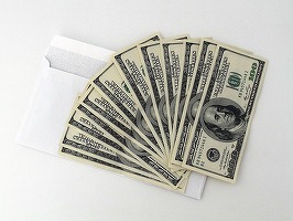 Dolarul s-a prăbușit după tarifele lui Trump care amenință economia americană