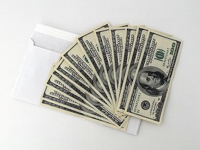 Dolarul s-a prăbușit după tarifele lui Trump care amenință economia americană