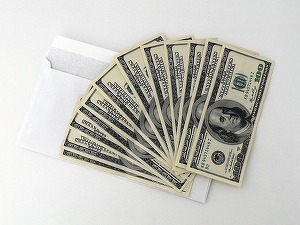 Dolarul s-a prăbușit după tarifele lui Trump care amenință economia americană