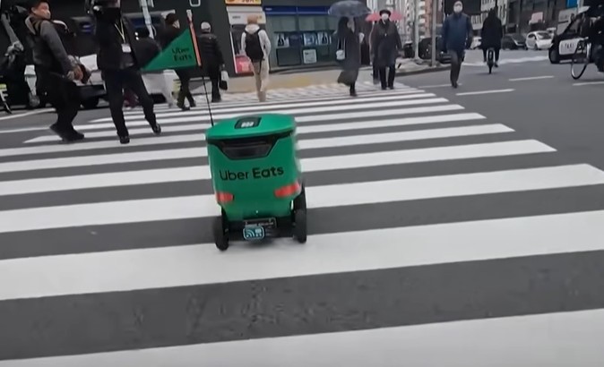 Uber începe să livreze mâncare cu roboți VIDEO
