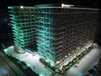 Tendințe în imobiliare la malul mării: apartament în resort versus bloc individual
