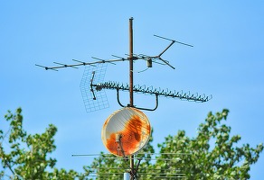 Digitalizarea întârziată și conflictul din Ucraina obligă Guvernul să prelungească emisia analogică de radio - cea mai sigură în stare de mobilizare, război, inclusiv informațional  