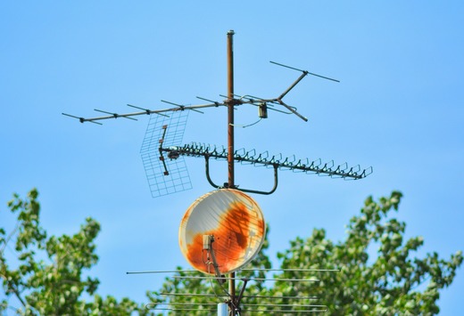 Digitalizarea întârziată și conflictul din Ucraina obligă Guvernul să prelungească emisia analogică de radio - cea mai sigură în stare de mobilizare, război, inclusiv informațional  