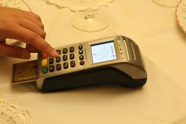 Legea prin care salariile trebuiau plătite obligatoriu prin bancă, modificată. Inițiatorul și-a amendat propriul proiect: "Libertatea de a alege e mai importantă ca dorința de bunăstare"