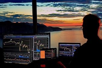 DECIZIE Investitorii străini scapă de o taxă, nu și de avizele SRI și SIE. Membrii comisiei de avizare a investițiilor străine vor primi per ședință 30% din salariul unui ministru 