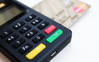 LEGE Toate firmele și instituțiile publice trebuie să accepte plata fără numerar. Salariile și pensiile pot fi primite, la alegere, în numerar sau în cont 