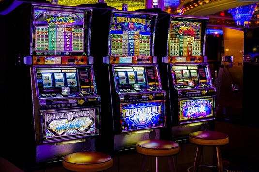 DECIZIE Jocurile de noroc, interzise în localitățile sub 15.000 de locuitori. Mari amenzi