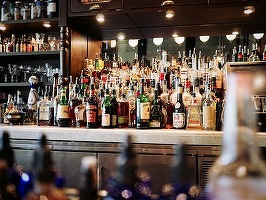 DECIZIE Vânzătorii din magazine și restaurante vor fi obligați să verifice vârsta, prin consultarea actelor de identitate, la vânzarea de alcool, energizante și tutun