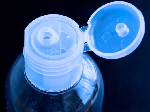 Abia de acum - vânzarea sticlelor de plastic care nu au capacul atașat, interzisă în UE. Mulți consumatori sunt deja nemulțumiți