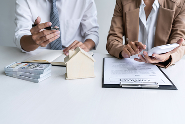 Legea care pregătește noi obligații agenților imobiliari a ajuns la forul decizional. Guvernul o consideră nejustificată, iar Consiliul Concurenței vede o posibilă creștere a tarifelor de intermediere