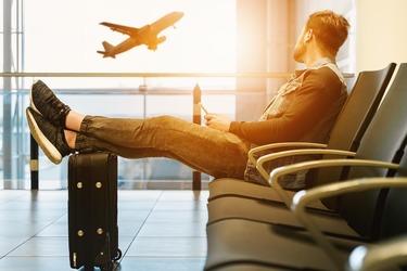 ULTIMA ORĂ Măsură pregătită în România: Bagajul de mână, de dimensiunile unei mici valize și de maximum 10 kg - inclus obligatoriu în prețul biletului de avion 