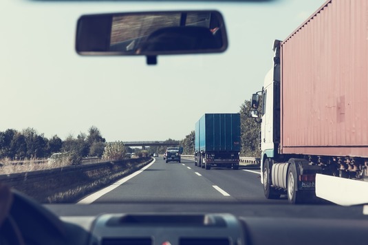 Noi norme adoptate de Guvern privind circulația vehiculelor grele. Amenzi majorate, dar și facilități pentru proiectele eoliene