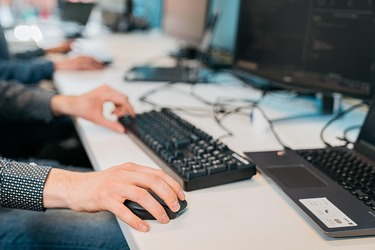 ULTIMA ORĂ Firmele din afara UE care activează în România, obligate să aibă cel puțin un punct de lucru și birou fizic. Obligații noi și pentru firmele de curierat internațional