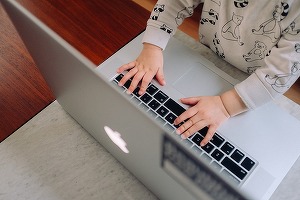 DECIZIE Codul muncii, modificat: Anumiți părinți vor avea mai multe zile de muncă la domiciliu sau de telemuncă