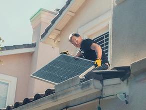DECIZIE Voucherele pentru panouri solare cu stocare destinate vulnerabililor, exceptate de la înghețarea semnării de contracte de finanțare prin PNRR