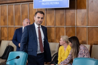 ULTIMA ORĂ Omul de încredere al lui Bolojan va aviza schimbările de acționariat cu străini în domenii ”sensibile” - precum energie, transporturi, dar și bănci, mass-media și AI. Taxa pentru companii scade, dar indemnizațiile criticate rămân mari

