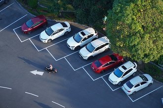 DECIZIE Restaurantele și hotelurile pierd atribuirea directă pentru locurile de parcare din apropiere. Vor avea însă drept de preempțiune la licitație publică