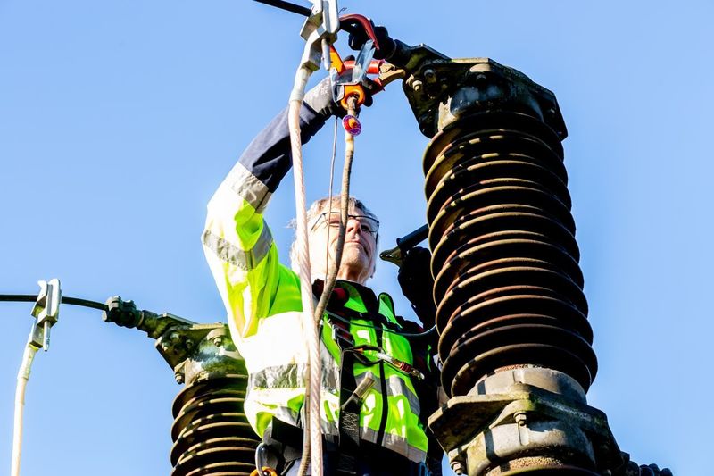 Românii care își înjură furnizorul de energie vor sta pe urmă degeaba să mai aștepte un răspuns