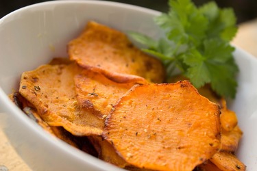 Urban.ro - Un cartof dulce copt aduce în corp vitamina A de 400% mai mult decât necesarul zilnic. Beneficii și rețete delicioase din cartofii dulci