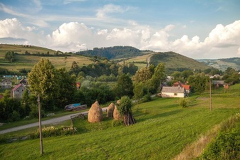 Casa-gradina.ro - Sat sau oraș? Unde e mai ușor să trăiești la bătrânețe