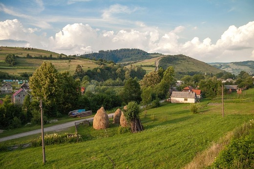 Casa-gradina.ro - Sat sau oraș? Unde e mai ușor să trăiești la bătrânețe